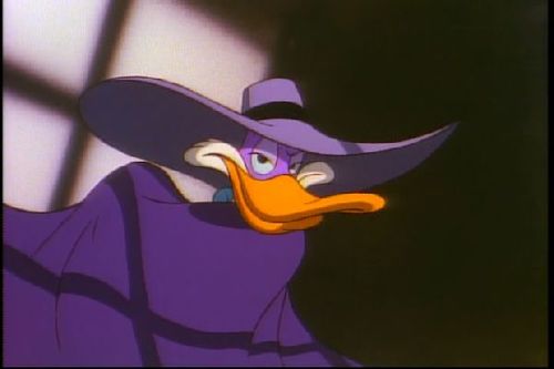 Io sono un sacco di cose che temete, e molte altre di cui non potete fare a meno. Io sono il terrore che svolazza nella notte. Io sono Darkwing Duck!
