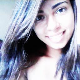 Ela é péssima em demonstrar o que sente. Ela é um doce de menina, mas não a machuque pois esta pode ficar amarga. Ela sou Eu.