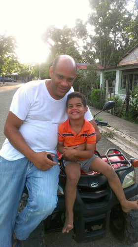 Dominicano 100%, casado, católico, buen amigo.
