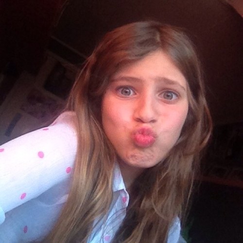 hello im are leilarik i love justin bieber i love my friends.  follow me maby i follow you!!