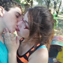La vida es corta. Sonríe a quien llora, ignora a quien te critica y sé feliz con quien te importa.