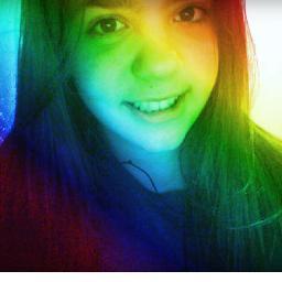 Aquela que muitos julgam sem mesmo conhecer mas que sempre vai estar com um sorriso no rosto apesar de tudo *-*