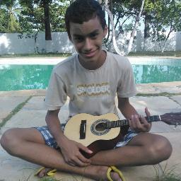 - Tipo sou eu aqui ooooo, gabriel holanda, me segue, gosto de fazer novas amizades, me apego rápido demais, gosto de chocolate e doritos, só isso só;;