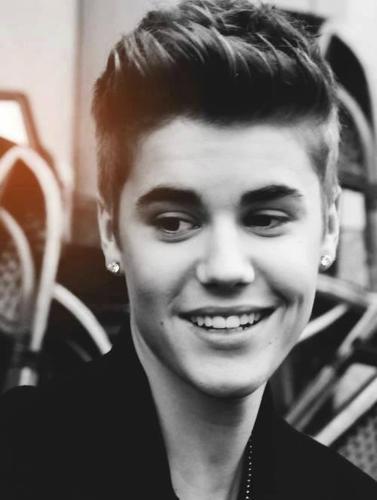 JUSTIN BIEBER IS MY LIFE AND HE BELIEVES IN NOT JUST HIS SELF BUT IN OHTERS TOO SO PEOPLE THAT HATE HIM AND SAY HIS BAD AND AND OHTER THINGS LOOK AT YOUR SELF