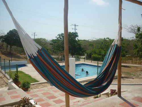 Parrilladas, piscinazos, fogatas, fiestas, juegos de mesa, playa, grupos musicales en vivo, buchacara, cabañas, hamacas, animales, descanso, gran vista natural.