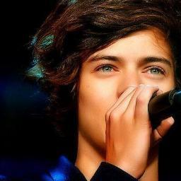 VentiMaggio2013's profile picture. Lui cantava. Lei piangeva. Lui era il Suo mondo. Lei ne faceva parte. Lui le sfioro la mano. Lei la strinse. Per Lui era Una fan. Per Lei era Tutto..