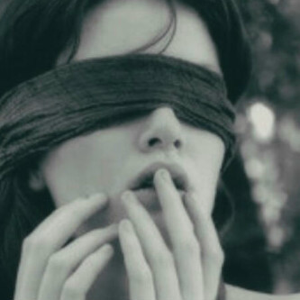 غَارق بك و لا أريد النجاة .. حُبنا كالماء بهِ نعيش ! وفيهِ نَغرق ♡♡ '