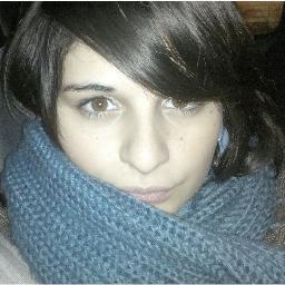En deux mots: passionnée d'art 
(théâtre,ciné,lettres...etc) mais aussi d'informatique et de la culture qui vas avec, bref moi c'est Alice enchantée !
