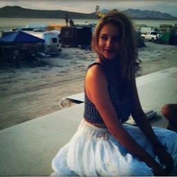 Soy rubia,pero eso no indica que sea tonta.Hija preciosa.Un horrible accidente no me impidió cumplir mi sueño.