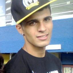 me entende,me bate,me da conselhos,me faz rir,me abraça quando preciso, e a cima de tudo ele cuida de mim, sabe pq ele é o meu Melhor amigo -@brunnoca aqui *-*