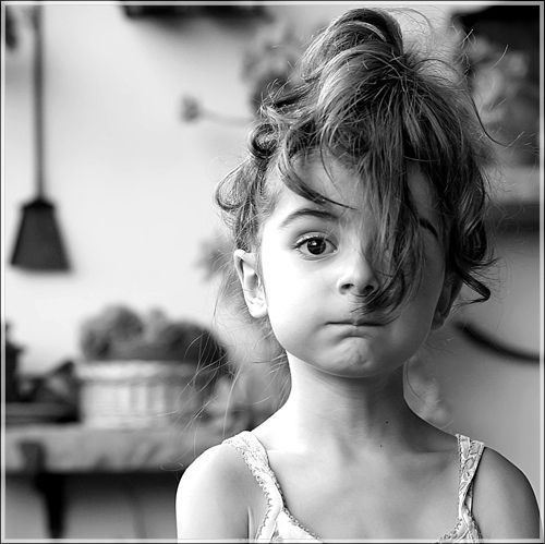 ‏‏‏‏‏‏‏‏‏‏‏أنا هُنآ تنآثرت مني الكثير من الذكرى ولم يبقى لي سوى صوت الصمت عمري سنينٌ طِوالٌ من التعمق وردآت الفعل أحب أن أنفرد بنفسي لا أن أغتر بكومة بشرِ