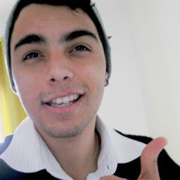 Tu só vive de verdade quando arrisca, quando erra, quando quebra as regras, quando manda todo mundo tomar no cu e dá um puta beijo na pessoa que tu gosta