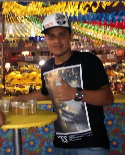 Apaixonado pela vida e correndo atrás dos meus objetivo e amo muito minha Família onde busco minhas forças!