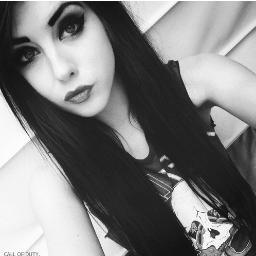 Soy gorda, tengo cortes en todo mi gordo cuerpo, no se por que sigo viva, hice este tw para alejarme de el mundo y abandone mi tw oficial. Lo odio