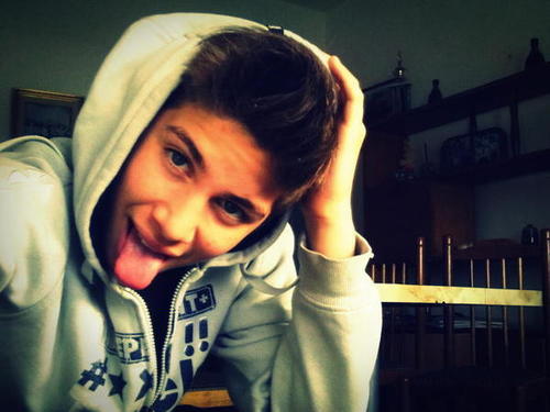 Querias verme llorar lo lograstes , querias verme sufris lo conseguistes , pudistes evitar romper mi corazon me enamore de ti y ahora vivo asi de triste