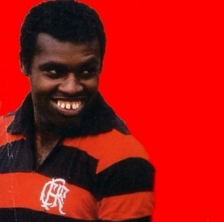 Quando o Flamengo espirra, é o futebol brasileiro que fica resfriado. (Nelson Rodrigues). Ah! time grande não cai!