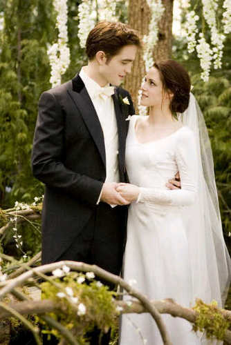 This is fanspage Twilight Indonesia,who share News, photos,games etc.Love Twilight Forever have a nice everything about twilight♥