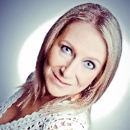 Moldol's profile picture. Singer, pianist, MD, actor-musician, conductor, composer, animateur. Founder of The Voice Squad, recently discovered e-mountain-bikes ❤️