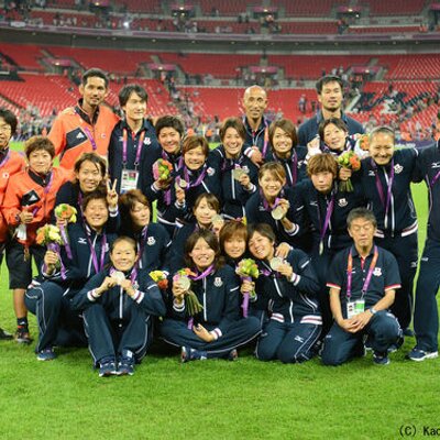 女子サッカーあるある 試合前にヘアバンドを綺麗につけるが 試合中にとってしまうことがほとんど または 試合後ぐちゃぐちゃ 激しいプレーをすると5分も持たない 共感したらrt 女子サッカーあるある 試合前にヘアバンドを綺麗につけるが 試合中にとってしまうことがほとんど または 試合後ぐちゃぐちゃ 激しいプレーをすると5分も持たない 共感したらrt