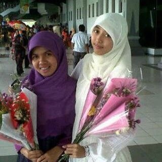 Anyeonghaseyo..Choneun Risma Imnida. Calon Apoteker. Suka bgt ma korea.berharap bisa menempuh S2 di korea. Amienn.