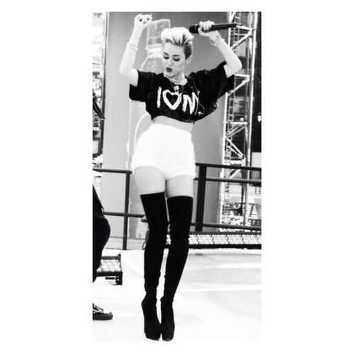 miley is my queen so shut :) up (❀◠‿◠)