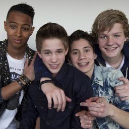 @maingirl_ @isaaatjeeee @xkussesmeex ∞ ~ 31maart 2013  ∞ ~ Ewa zemmels, ik hou van jullie! Dikke kus Bouchra.