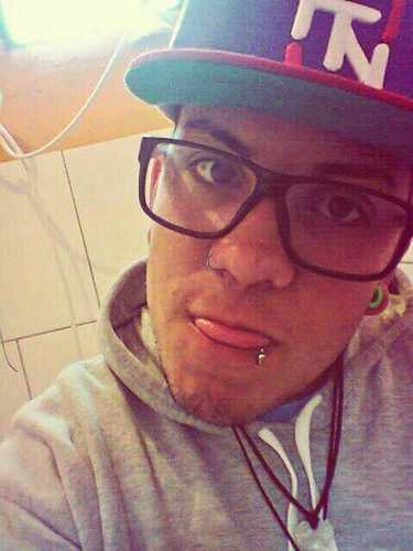 pode ate chover,e eu não ver o sol mas além das nuvens eu sei que ele esta,nem tudo se,mas eu sei cristo vive nos temos que crer(salomão)