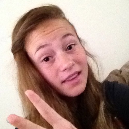 Hi im ashlyn i love sports and hunting heres a secret i love chicken tenders