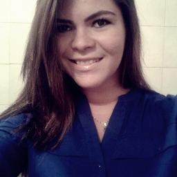Professora de artes por formação e trabalho com port. d necessidades especiais, e maquiadora.