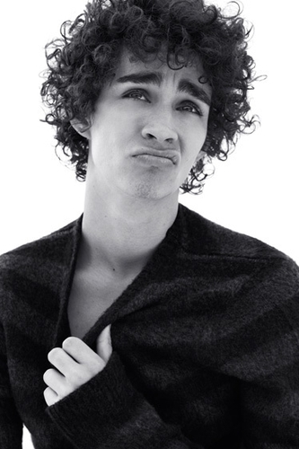 Shadowhunter, District 4, home? Hogwarts. #misfits @EmWatson  @RobMSheehan @jhutch1992  @EmmaStoneWeb and JenLawrence ~Simon Lewis and Robert Sheehan Lover~