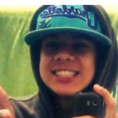 Positividade, cabeça erguida e um sorriso no rosto.