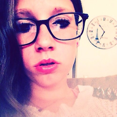 follow me kleine sis @xDanneeSays_