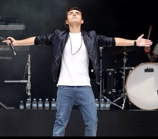 Member of TWFanmily since the start! Met them at the heart vacancy signing 2010! Seen them on both tours! Lover of Nath Sykes! Come chat! I follow back :) xxx
