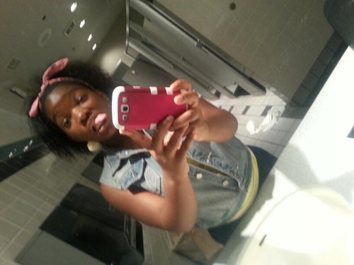 I'm a dark skin beautiful young lady I don't care wat nobody aay I'm beautiful