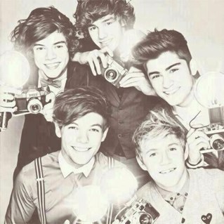 I LOVE ONE DIRECTION AND IF U DO SO... PLEASE VOTE FOR THEM ON THE WEB SITE THANXX AND PLEASE FOLLOW ME :)http://t.co/77gnAPVYx6