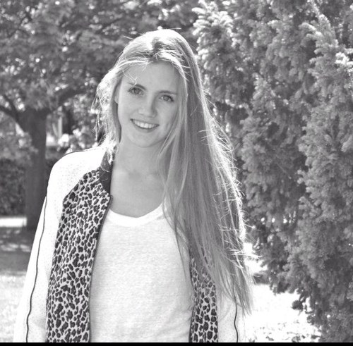 14 jaar; vriendinnetjes, hockey, shoppen, cé is lauw.♥