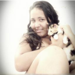 Elα é perfeitα, mαs tem inúmeros defeitos.
Elα fαlα αlto, gritα, dá gαrgαlhαdαs, mas se fαz de tímidα.
Elα é sαntα, mαs sabe provocαr ★
