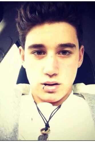 Janoskianator Directioner 0/5 Janoskians 0/5 one direction. Dogs are gonna bark. Im not a leaf, im a tree.
