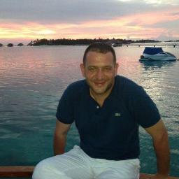 Başını bir gayeye satmış bir kahraman gibi,
Etinle, kemiğinle, sokakların malısın!    (NFK)