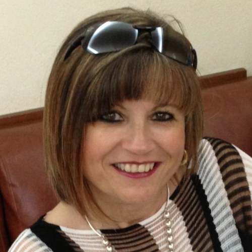 Dentista de profesion,casada con hijos y un nieto , cristiana al 100, y bastante amiguera!!