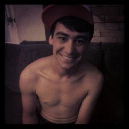 Apenas um sonhador, em busca da felicidade plena. 
http://t.co/lxh8tbUrYB