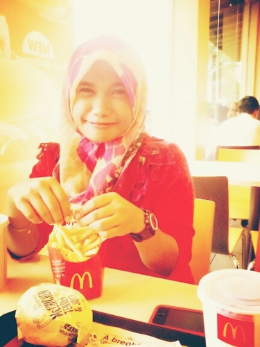 ecah_esyha's profile picture. just follow me... dengan ikhlas.auwww...taken by Amin ^.^