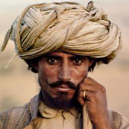 أعيش الزمان وأعشق المكان