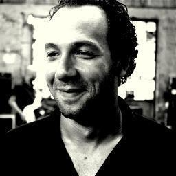 SubliminalMess2's profile picture. Sahne üstünde bir adam işte...