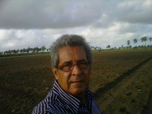 Economista. Paracaidista.Socialista Chavista Profesor de Post Grado.Organo Superior para la Defensa de La Economía.