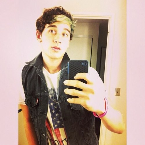 PLEASE FOLLOW @janosk_me AS SHE JUST GAVE YOU A FREE FOLLOW! ILY