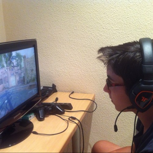Competitive player in Ps3 Buscando un rincon en el competitivo español :D ¡15 años pero serio! ¡LOVE SMG!