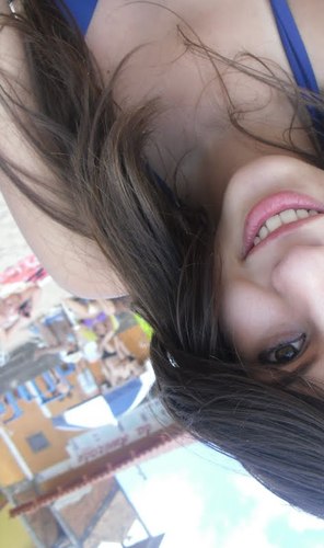 Sou Linda U-U , Gosto De Sair Me Divertir :) , Sou Bissexual ....