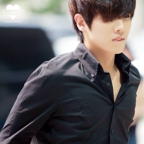 ผมอีชางซอนเอ็มแบล็ค ดูเอ๋อๆแบบนี้แต่ที่จริงผมหล่อและรวยมาก .ยกนิ้ว สนใจลองเข้ามาคุยสิครับแล้วคุณจะรู้ว่า..ผมน่ะฮอต(?) [just bot not real ,. babe] #WBfam