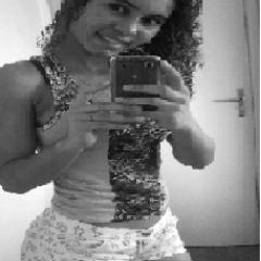 Amo fazer novas amizades..
$%•Inocєntє? Tαlvєz !•Boba? Jαмαis !•ousαda? αs єzєs!•αtrєvida? quαndo nєcєssαrio •Convєncida...